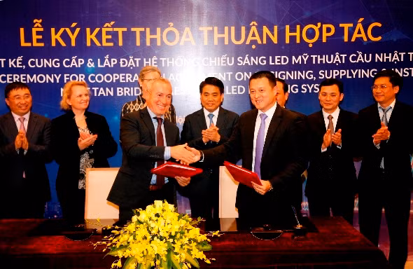 Lễ ký thỏa thuận hợp tác giữa Tập đoàn Sun Group và Tập đoàn Philips Lighting. Lễ ký thỏa thuận hợp tác giữa Tập đoàn Sun Group và Tập đoàn Philips Lighting.