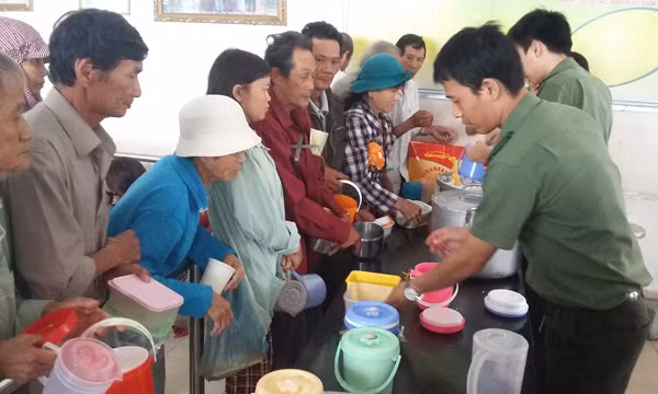 Cấp phát cơm miễn phí cho bệnh nhân và người nhà bệnh nhân có hoàn cảnh khó khăn.