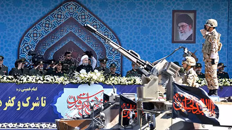 Tổng thống Iran Hassan Rouhani (giữa) chủ trì cuộc duyệt binh kỷ niệm 37 năm sự kiện Iraq xâm lược Iran ngày 22-9.
