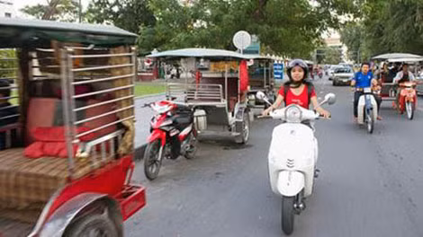 Moto Girl Tour thường bị cánh tài xế xe ôm nam và xe tuk-tuk quấy rối hay hiểu nhầm là lao động tình dục.