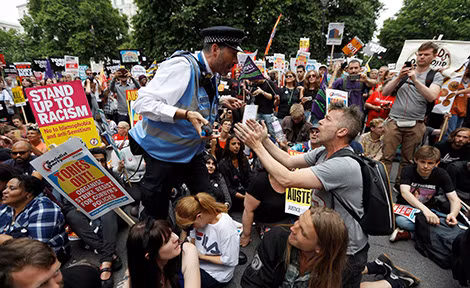 Người dân Anh biểu tình tại London ngày 1-7. Ảnh: IBTimes UK.