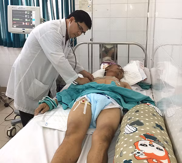 Bệnh nhân Cao Đức Nhơn đang được các bác sĩ chăm sóc tích cực tại BV 30-4. Bệnh nhân Cao Đức Nhơn đang được các bác sĩ chăm sóc tích cực tại BV 30-4.