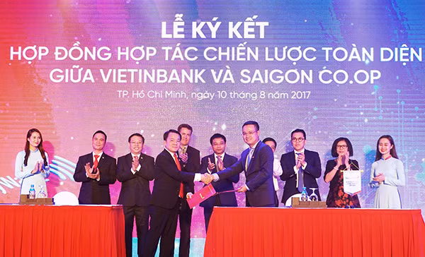 Ông Nguyễn Đình Vinh - Phó Tổng Giám đốc VietinBank và ông Nguyễn Anh Đức - Phó Tổng Giám đốc Thường trực Saigon Co.op ký thỏa thuận hợp tác toàn diện.