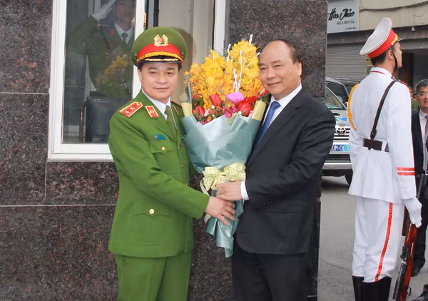 Trung tướng Phạm Quốc Cương, Tư lệnh Bộ Tư lệnh CSCĐ trao hoa chúc mừng Thủ tướng Nguyễn Xuân Phúc.
