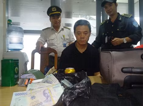Một đạo chích người Trung Quốc bị tạm giữ về hành vi trộm 400 triệu đồng trên chuyến bay.