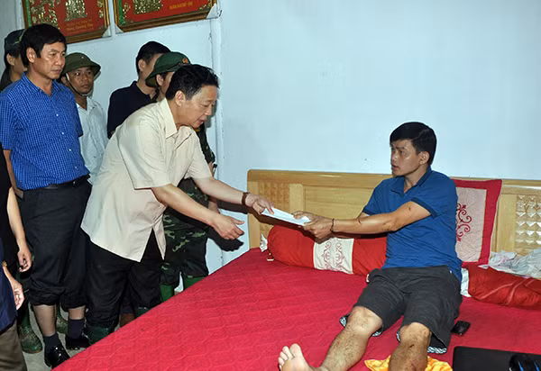 Bộ trưởng Trần Hồng Hà thăm hỏi gia đình anh Nùng Văn Day ở tổ 8, thị trấn Mù Cang Chải.