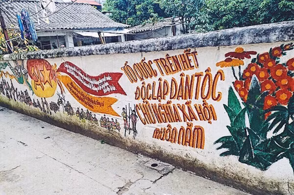 Những bức tranh rực rỡ màu sắc.