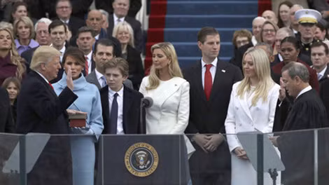 Tổng thống Donald Trump khi tuyên thệ nhậm chức.