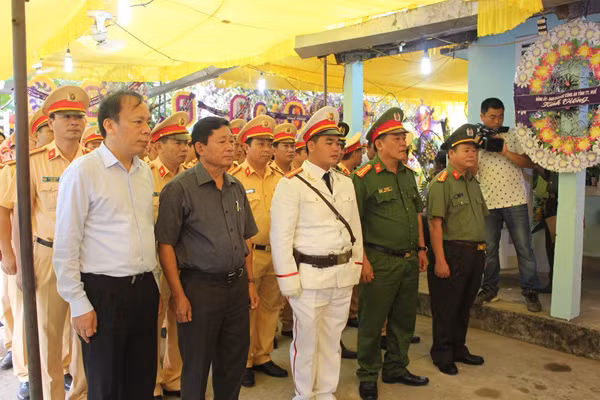 Lãnh đạo Ủy ban ATGT Quốc gia, Công an tỉnh Thừa Thiên - Huế viếng đám tang Trung sĩ Võ Duy Khánh.