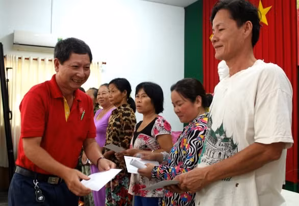 Đại diện Tập đoàn Sao Mai trao quà cho bà con tại thị trấn Cờ Đỏ - huyện Cờ Đỏ, Thành phố Cần Thơ.