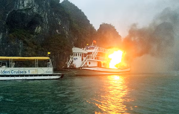 Cháy tàu trên Vịnh Hạ Long.