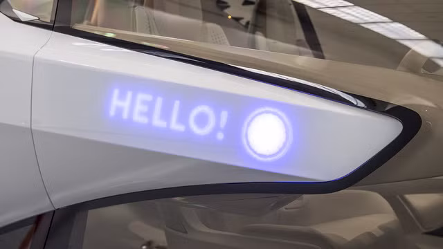 Những tấm ốp thân vỏ của Toyota Concept-i có khả năng hiển thị lời chào dành cho người lái và hành khách khi họ tiến đến gần xe.