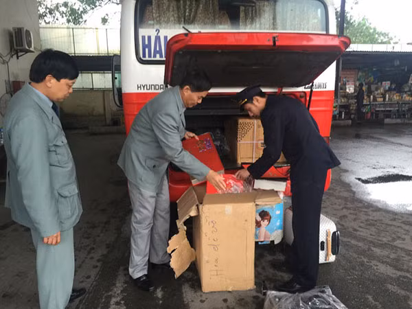 Kiểm tra xe khách chở hàng ở Trạm KSLH KM15.