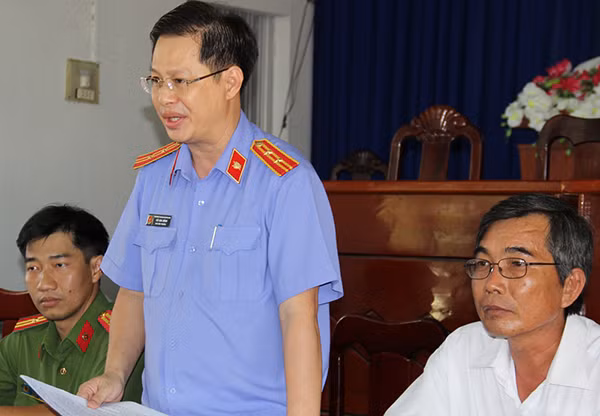 Đại diện Viện KSND huyện Bình Chánh (TP Hồ Chí Minh) xin lỗi 3 thanh niên oan sai cùng người thân của họ.