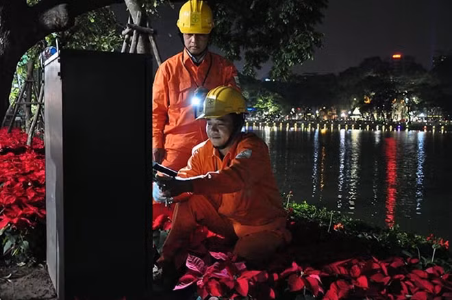 Đảm bảo điện phục vụ các hoạt đồng chào mừng lễ kỷ niệm tại khu vực Hồ Gươm.