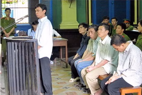 Nhóm đối tượng chuyên dàn cảnh trộm tiền trước vành móng ngựa.