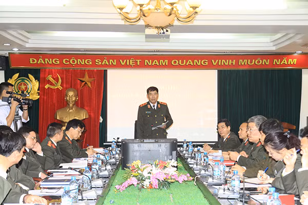 Trung tướng Lê Văn Đệ, Phó Tổng cục trưởng Tổng cục Chính trị CAND phát biểu tại Hội nghị.