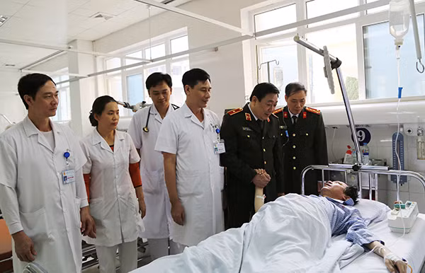 Thiếu tướng, Tiến sỹ, Thầy thuốc nhân dân Nguyễn Tiến Dẫn trong một lần thăm bệnh nhân tại Bệnh viện 19-8 Bộ Công an.