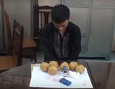 Đối tượng và tang vật một vụ vận chuyển ma túy qua đường hàng không. Đối tượng và tang vật một vụ vận chuyển ma túy qua đường hàng không.
