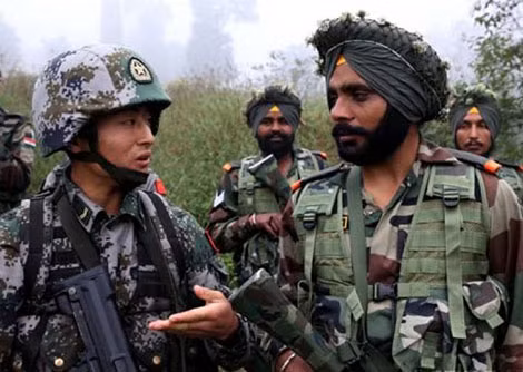 Binh sĩ Trung Quốc và Ấn Độ tại khu vực biên giới chung hai nước. Ảnh: India TV.