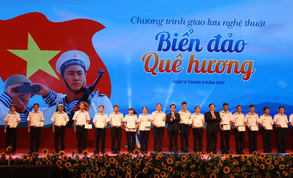 Đồng chí Nguyễn Hoà Bình và đồng chí Lê Hồng Quang trao tặng 40 sổ tiết kiệm tới những gia đình cán bộ, chiến sỹ Hải quân có hoàn cảnh khó khăn.