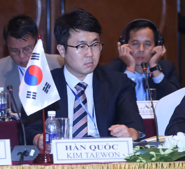 Ông Kim Teawon.