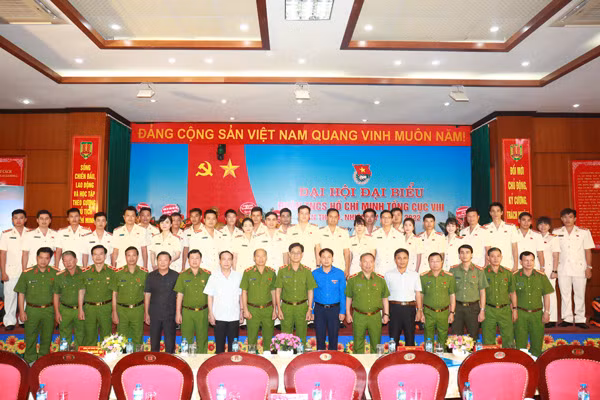 Các đại biểu với đoàn viên, thanh niên Tổng cục VIII.