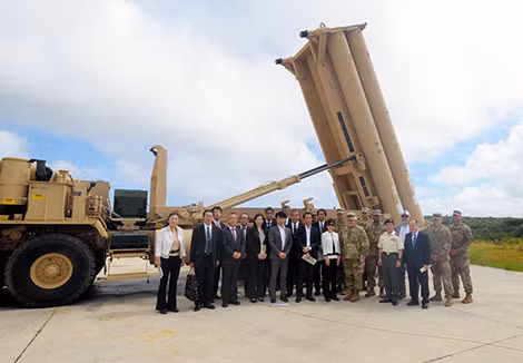 Bộ trưởng Quốc phòng Nhật Bản tới Guam xem xét THAAD. Ảnh: Asahi.