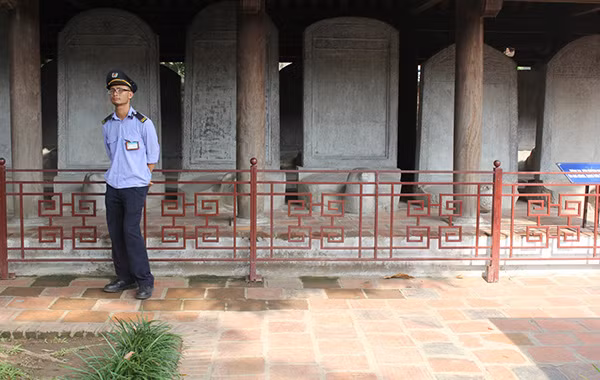 Năm nay tình trạng sĩ tử xoa đầu rùa giảm đáng kể do Ban quản lý Văn Miếu bố trí bảo vệ tại khu vực Bia tiến sĩ.