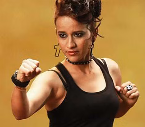 Geeta Tandon, một trong những diễn viên đóng thế hàng đầu của Bollywood. Geeta Tandon, một trong những diễn viên đóng thế hàng đầu của Bollywood.