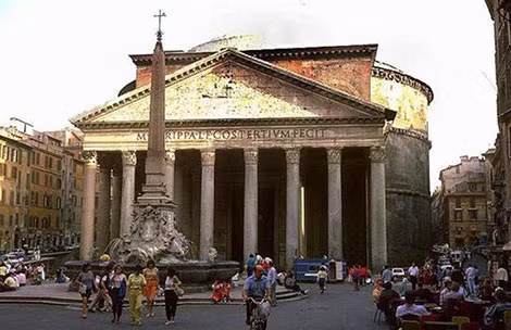 Ngôi đền Pantheon nhìn từ bên ngoài.