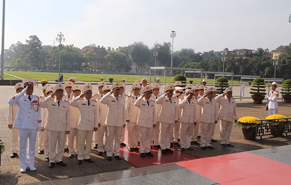 Đoàn đại biểu Đảng ủy Công an Trung ương, Bộ Công an thành kính tưởng nhớ Chủ tịch Hồ Chí Minh.
