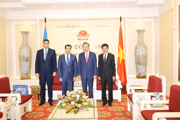 Bộ trưởng Tô Lâm, ngài Anar Imanov và các đại biểu. Bộ trưởng Tô Lâm, ngài Anar Imanov và các đại biểu.