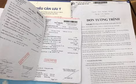 Sổ khám bệnh của cháu bé tại Bệnh viện Từ Dũ và đơn tường trình của mẹ cháu bé.