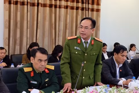 Trưởng Công an quận Bắc Từ Liêm Nguyễn Thanh Tùng báo cáo với Bí thư Thành ủy Hoàng Trung Hải tại buổi làm việc.
