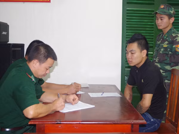 Đối tượng mua bán người bị bắt giữ tại Đồn Biên phòng Bắc Sơn. Đối tượng mua bán người bị bắt giữ tại Đồn Biên phòng Bắc Sơn.