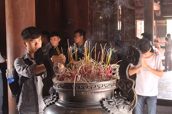 Sĩ tử đến Văn Miếu dâng hương cầu may mắn trong kỳ thi THPT Quốc gia.