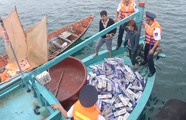 Lực lượng Cảnh sát biển thu giữ một vụ vận chuyển thuốc lá lậu.