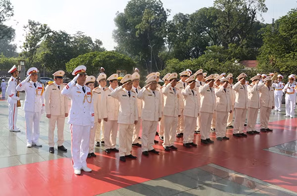 Đoàn đại biểu Đảng ủy Công an Trung ương, Bộ Công an dâng hương tưởng niệm các Anh hùng liệt sỹ tại Đài tưởng niệm các Anh hùng liệt sỹ trên đường Bắc Sơn, Ba Đình, Hà Nội.