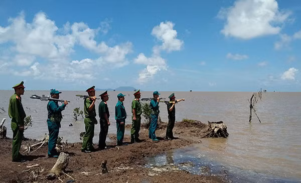 Công an huyện, phối hợp với Bộ đội Biên phòng và dân quân tự vệ tuần tra bảo vệ khu vực bờ biển huyện Ngọc Hiển.