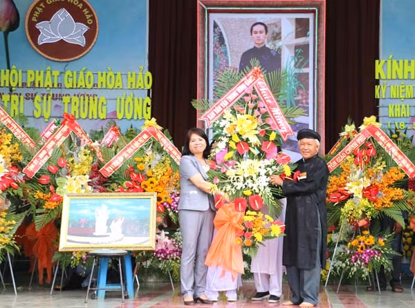 Đại diện Ban Dân vận Trung ương tặng hoa chúc mừng đại lễ kỷ niệm 78 năm khai sáng đạo PGHH.