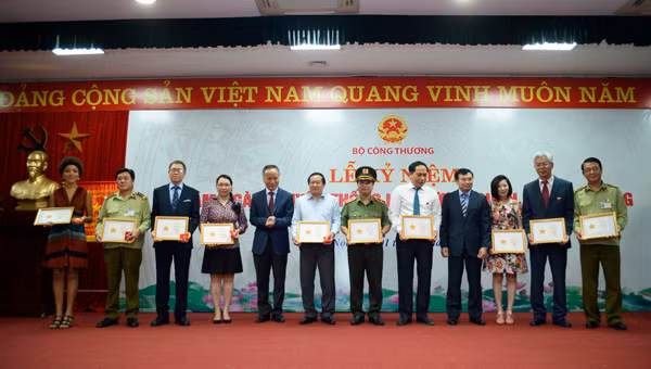 Bộ Công thương đã trao bằng khen cho các đơn vị có nhiều đóng góp trong công tác quản lý thị trường.