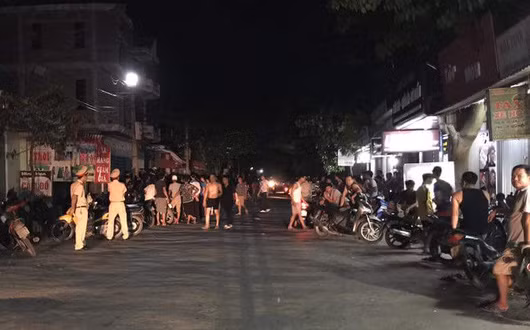 Sự việc kiểm tra hành chính 2 thanh niên đã có nhiều người dân hiều kỳ kéo đến.