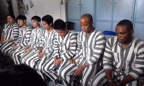 Một nhóm đối tượng chuyên lừa phụ nữ Việt bằng thủ đoạn gửi quà và hứa hẹn định cư nước ngoài.