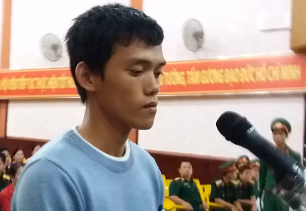 Bị cáo Vinh trước vành móng ngựa.