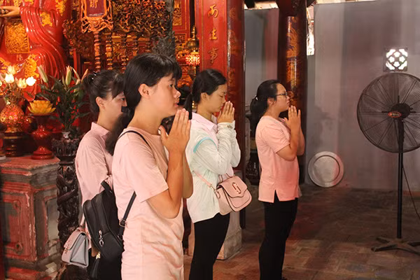 Cái nắng chói chăng ngày hè không ngăn cản được bước chân của sĩ tử. Em Phạm Hồng Anh cùng nhóm bạn từ Thạch Thất bắt xe buýt đến Văn Miếu để cầu may.