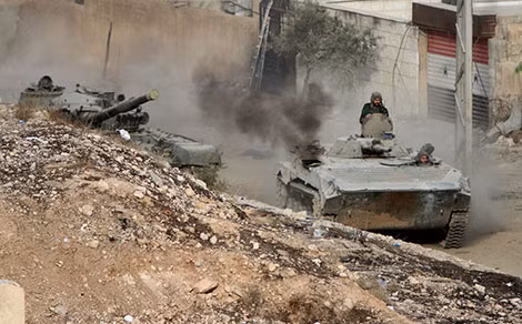 Xe tăng, thiết giáp của quân đội Chính phủ Syria bao vây Aleppo. Ảnh: AP.