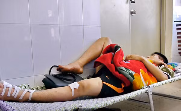 Một trong số 4 nạn nhân đang được điều trị tại Bệnh viện đa khoa Bình Định.
