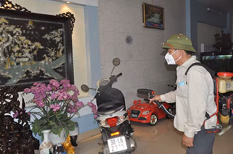 Hà Nội đang tiến hành phun hóa chất diệt muỗi để phòng chống SXH. Hà Nội đang tiến hành phun hóa chất diệt muỗi để phòng chống SXH.