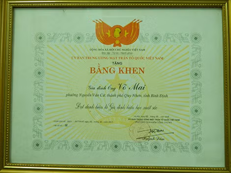 Bằng khen của UBTW Mặt Trận Tổ quốc Việt Nam tặng gia đình ông bà Mai.
